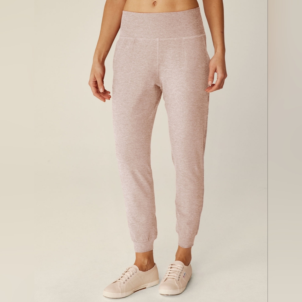 Beyond Yoga Spacedye Midi Jogger in Chai S